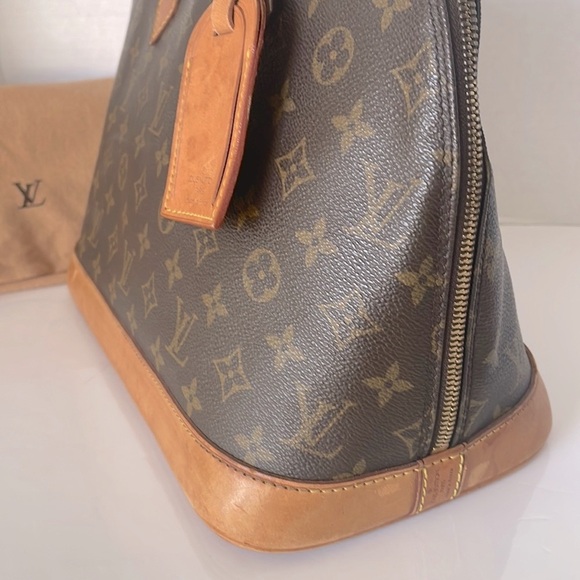 Authentic LOUIS VUITTON Alma Monogram Handbag - Picture 5 of 17